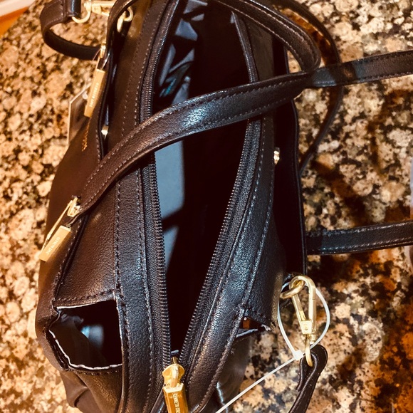 Kenneth Cole Reaction Gorgeous & Classy  hand bag. - Picture 13 of 16